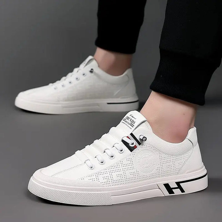 "Italienska casual herrskor i beige och vitt PU-läder med halkfri sula, elegant design för vardagsbruk."