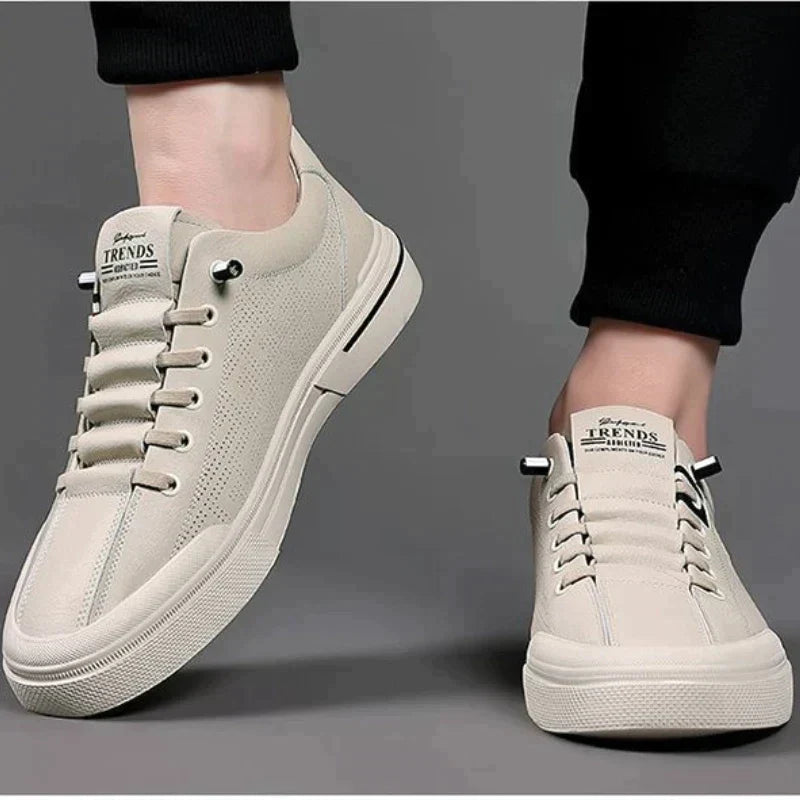 "Italienska casual herrskor i beige och vitt PU-läder med halkfri sula, elegant design för vardagsbruk."