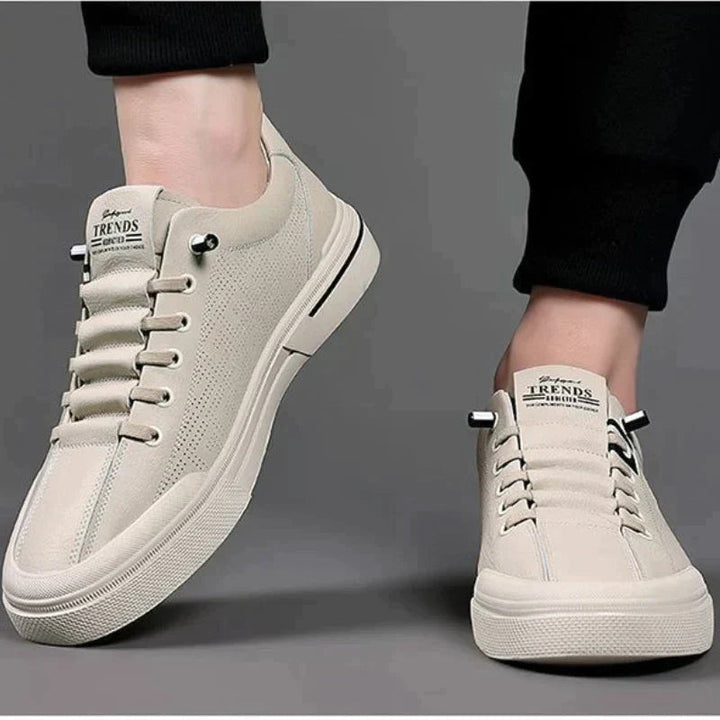 "Italienska casual herrskor i beige och vitt PU-läder med halkfri sula, elegant design för vardagsbruk."