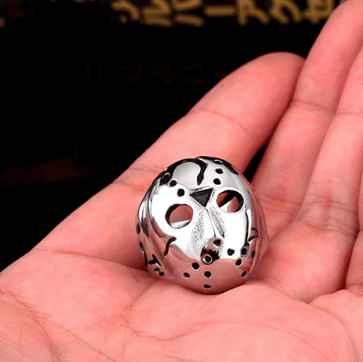 "Jason Mask Herrring i rostfritt stål, ikonisk hockeymaskdesign, silvrig, djärv accessoar för skräckfilmfans och statement-st
