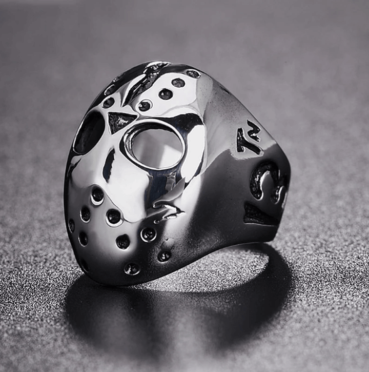 "Jason Mask Herrring i rostfritt stål, ikonisk hockeymaskdesign, silvrig, djärv accessoar för skräckfilmfans och statement-st