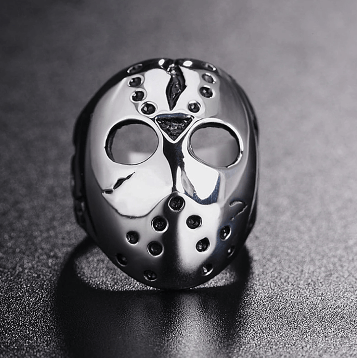 "Jason Mask Herrring i rostfritt stål, ikonisk hockeymaskdesign, silvrig, djärv accessoar för skräckfilmfans och statement-st