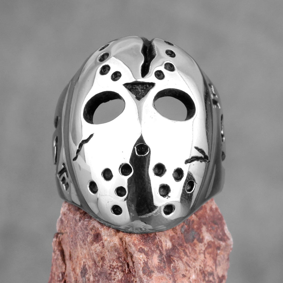 "Jason Mask Herrring i rostfritt stål, ikonisk hockeymaskdesign, silvrig, djärv accessoar för skräckfilmfans och statement-st
