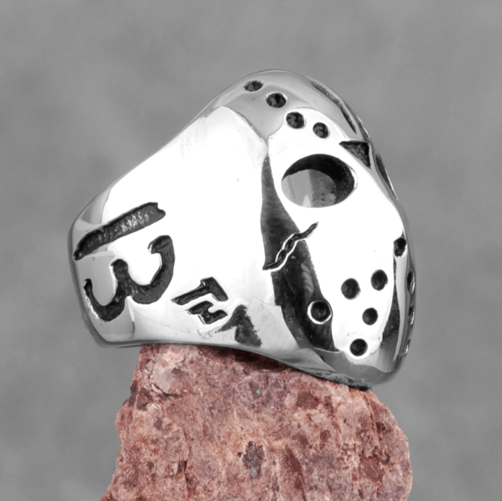 "Jason Mask Herrring i rostfritt stål, ikonisk hockeymaskdesign, silvrig, djärv accessoar för skräckfilmfans och statement-st