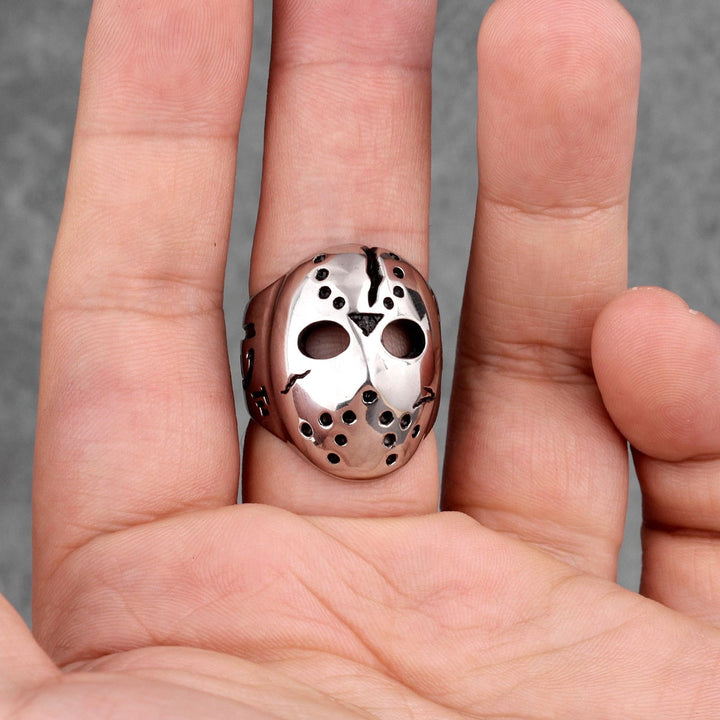 "Jason Mask Herrring i rostfritt stål, ikonisk hockeymaskdesign, silvrig, djärv accessoar för skräckfilmfans och statement-st
