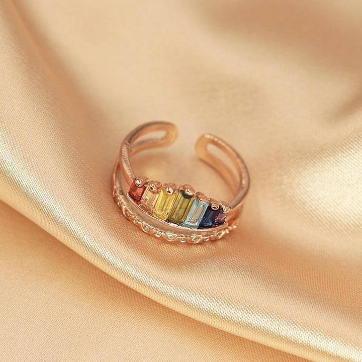 "Justerbar regnbågsring för kvinnor med glittrande cubic zirconia och dubbelskiktsdesign, perfekt för stapling."
