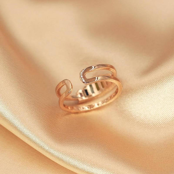 "Justerbar regnbågsring för kvinnor med glittrande cubic zirconia och dubbelskiktsdesign, perfekt för stapling."