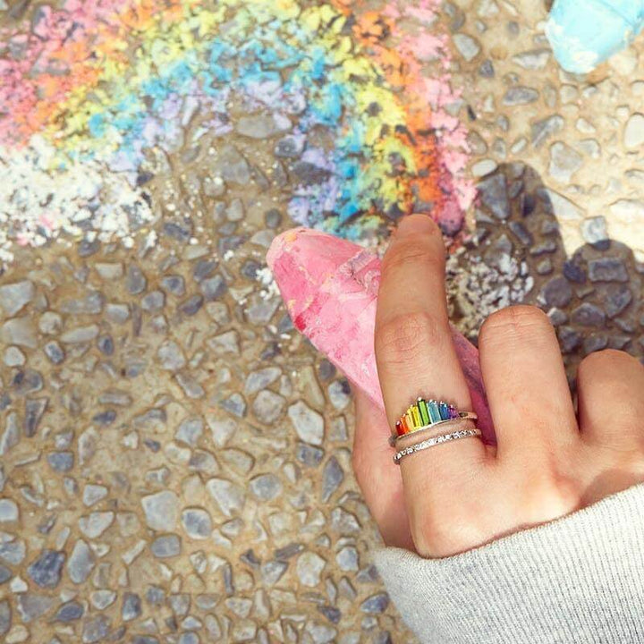 "Justerbar regnbågsring för kvinnor med glittrande cubic zirconia och dubbelskiktsdesign, perfekt för stapling."