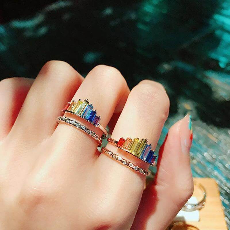 "Justerbar regnbågsring för kvinnor med glittrande cubic zirconia och dubbelskiktsdesign, perfekt för stapling."