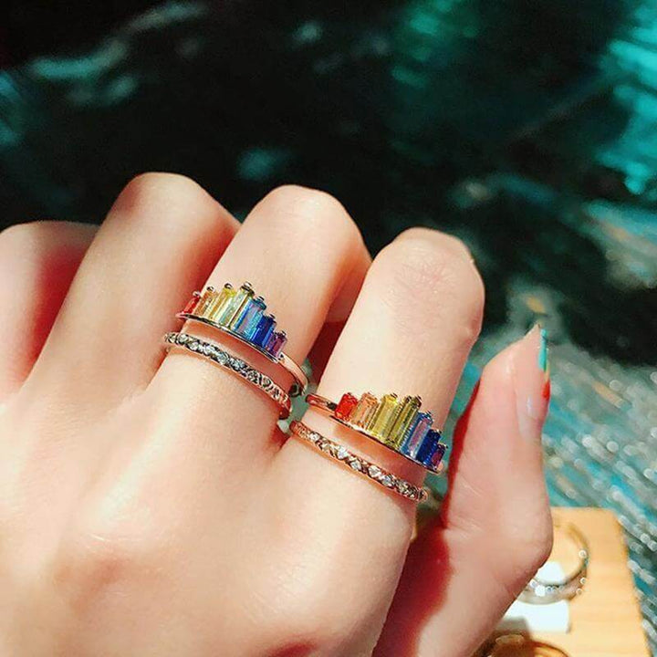 "Justerbar regnbågsring för kvinnor med glittrande cubic zirconia och dubbelskiktsdesign, perfekt för stapling."