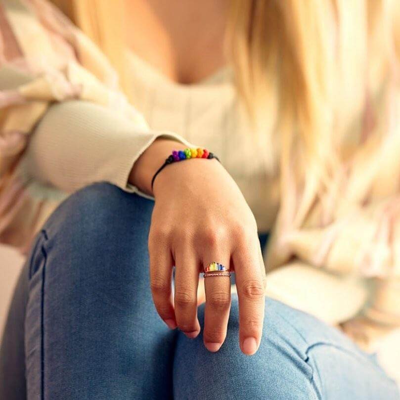 "Justerbar regnbågsring för kvinnor med glittrande cubic zirconia och dubbelskiktsdesign, perfekt för stapling."