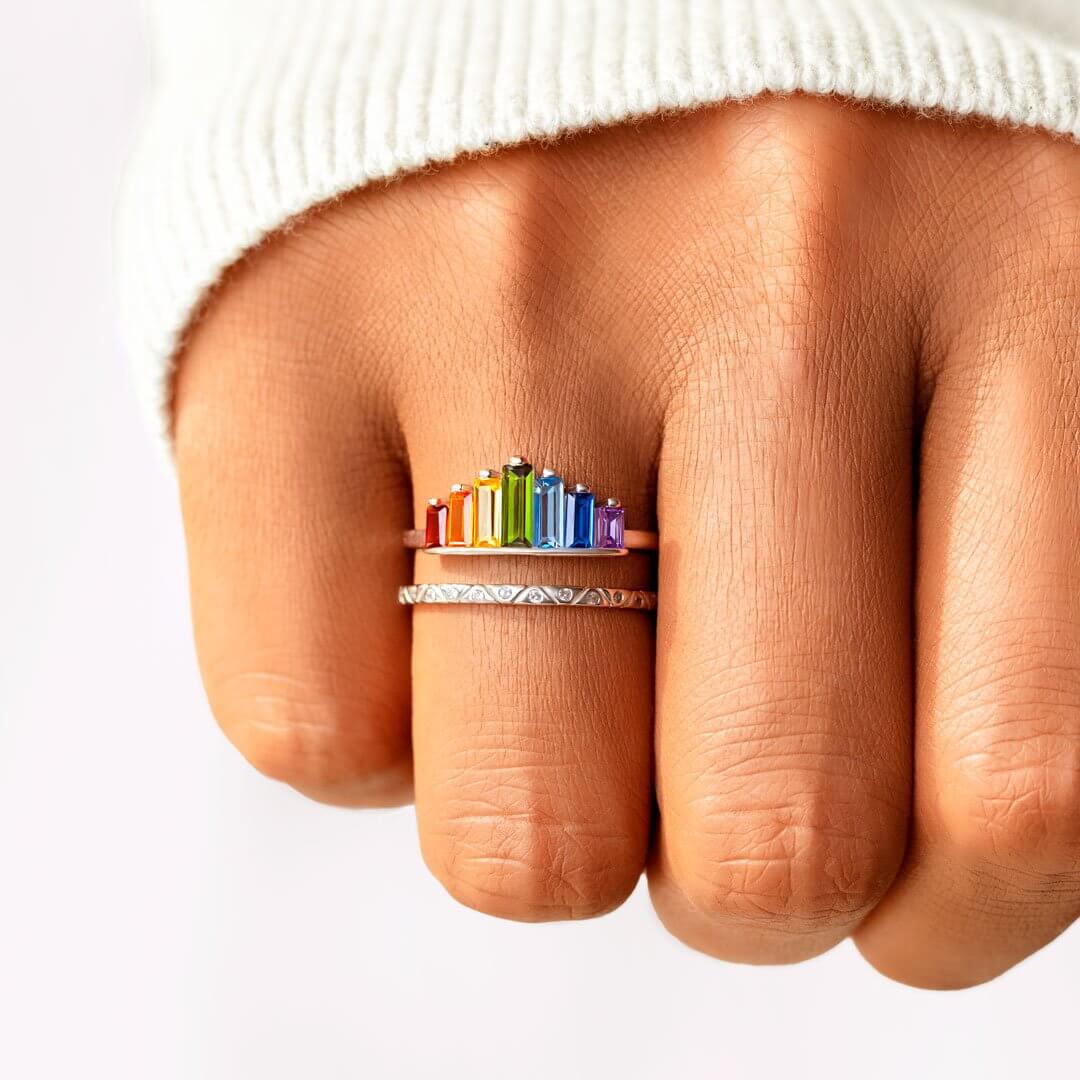 "Justerbar regnbågsring för kvinnor med glittrande cubic zirconia och dubbelskiktsdesign, perfekt för stapling."