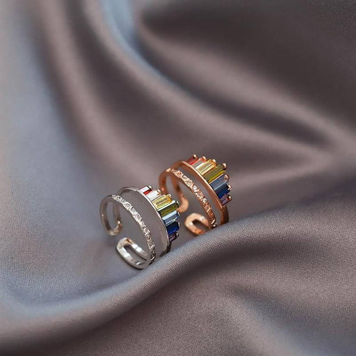 "Justerbar regnbågsring för kvinnor med glittrande cubic zirconia och dubbelskiktsdesign, perfekt för stapling."