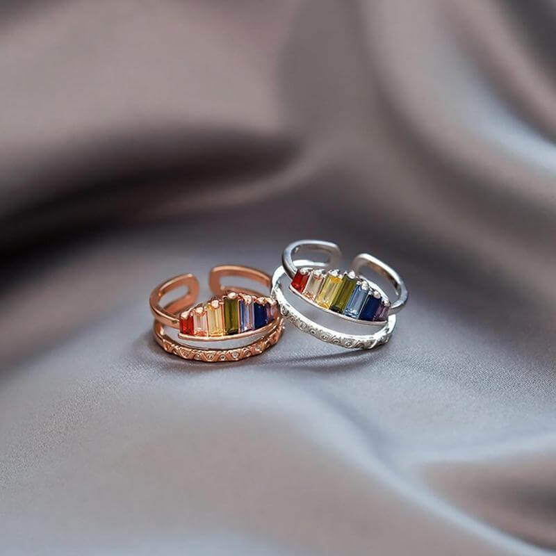 "Justerbar regnbågsring för kvinnor med glittrande cubic zirconia och dubbelskiktsdesign, perfekt för stapling."