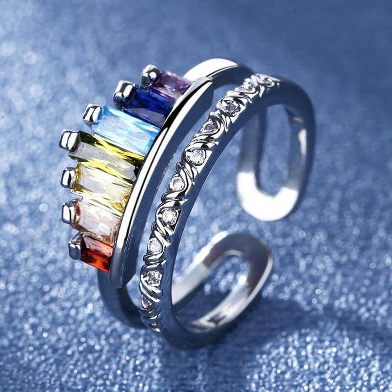 "Justerbar regnbågsring för kvinnor med glittrande cubic zirconia och dubbelskiktsdesign, perfekt för stapling."