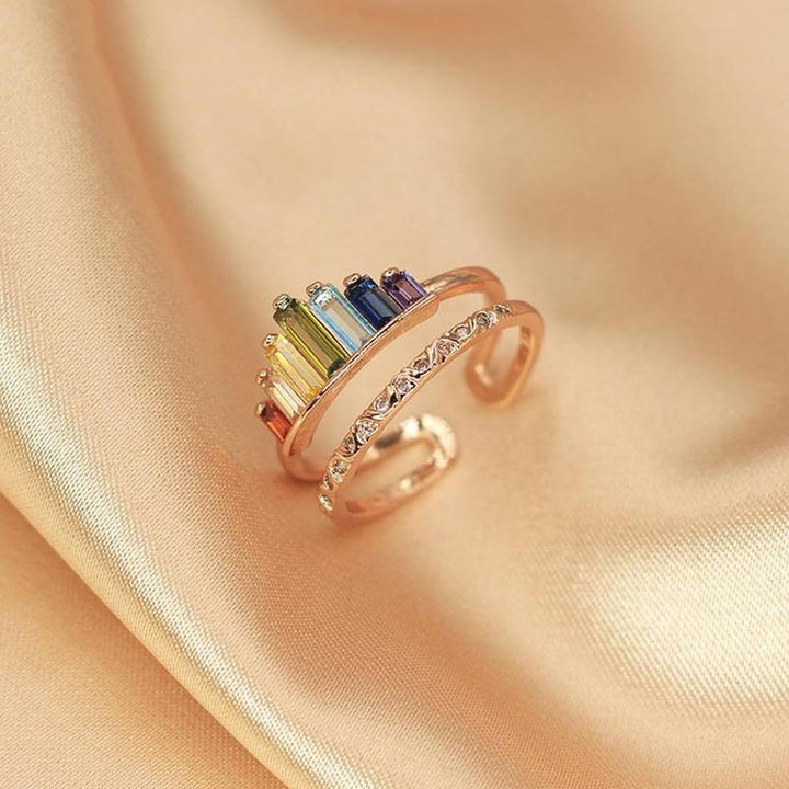 "Justerbar regnbågsring för kvinnor med glittrande cubic zirconia och dubbelskiktsdesign, perfekt för stapling."