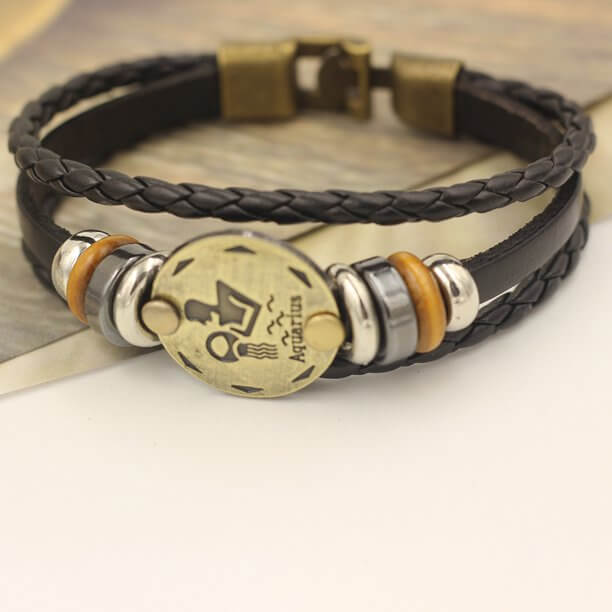 "Justerbart Zodiac-armband för herr med PU-läder och unika stjärnteckenberlocker, elegant och stilfull design."