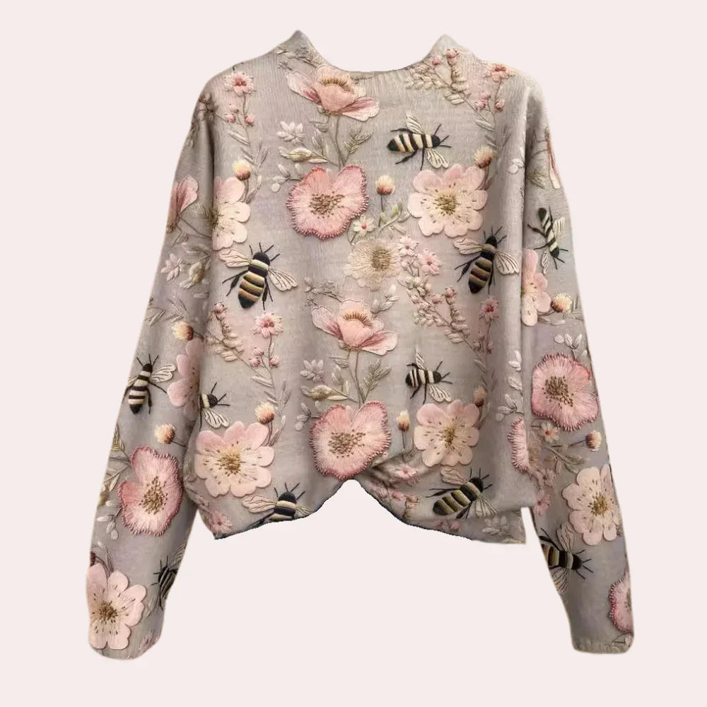 Kabelstickad damtröja med trendiga detaljer, elegant design, i ljusgrå färg, perfekt för casual och formella tillfällen.