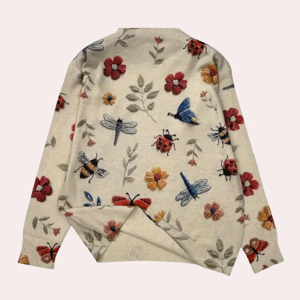 Kabelstickad damtröja med trendiga detaljer, elegant design, i ljusgrå färg, perfekt för casual och formella tillfällen.