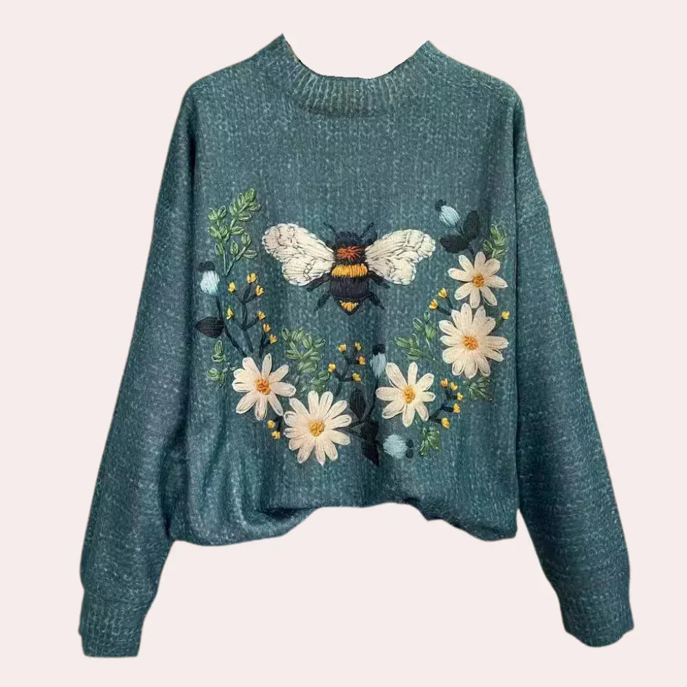 Kabelstickad damtröja med trendiga detaljer, elegant design, i ljusgrå färg, perfekt för casual och formella tillfällen.