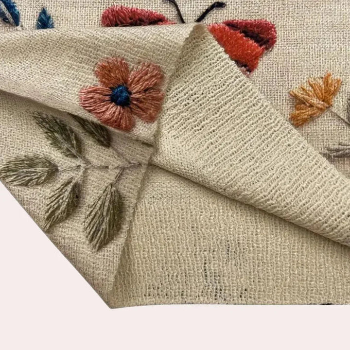 Kabelstickad damtröja med trendiga detaljer, elegant design, i ljusgrå färg, perfekt för casual och formella tillfällen.