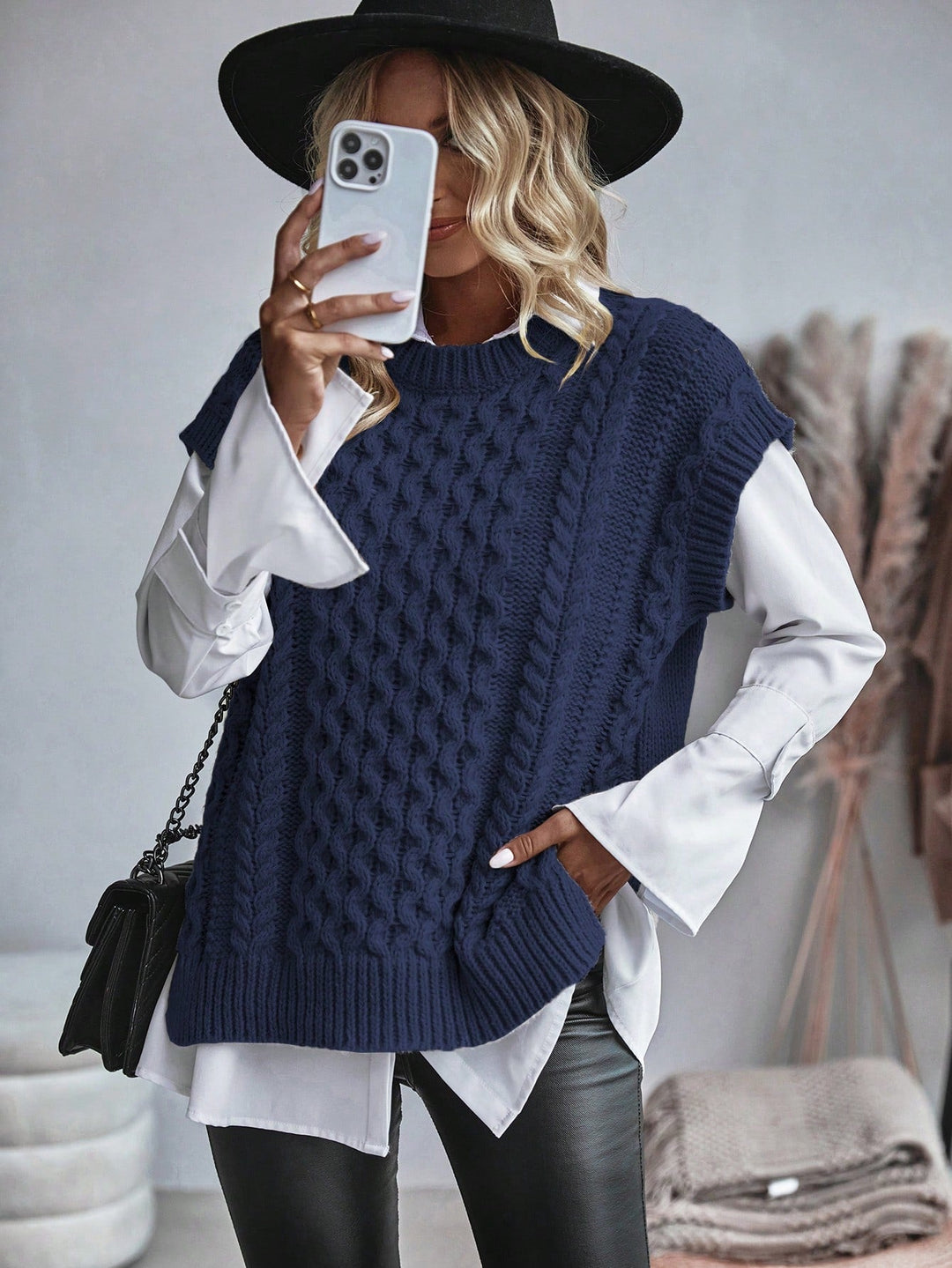 "Kabelstickad sweater vest för kvinnor, lös passform, framsida. Tidlöst kabelmönster, bekvämt o elegant lagerplagg."