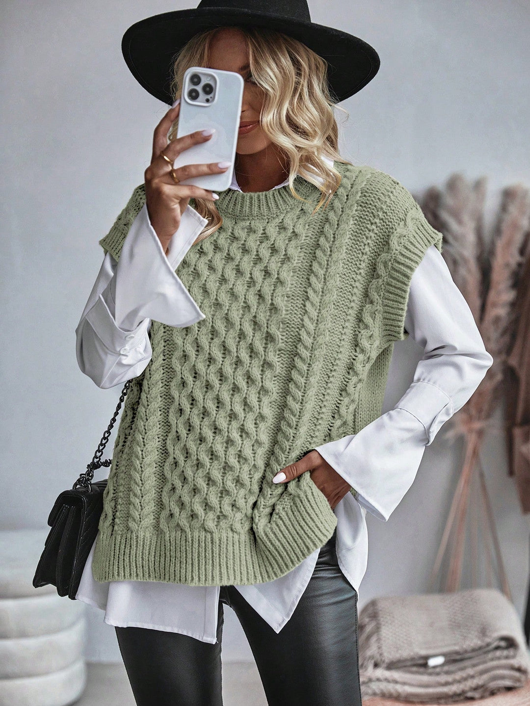 "Kabelstickad sweater vest för kvinnor, lös passform, framsida. Tidlöst kabelmönster, bekvämt o elegant lagerplagg."