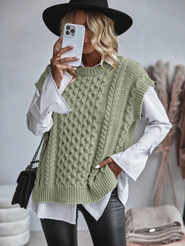 "Kabelstickad sweater vest för kvinnor, lös passform, framsida. Tidlöst kabelmönster, bekvämt o elegant lagerplagg."