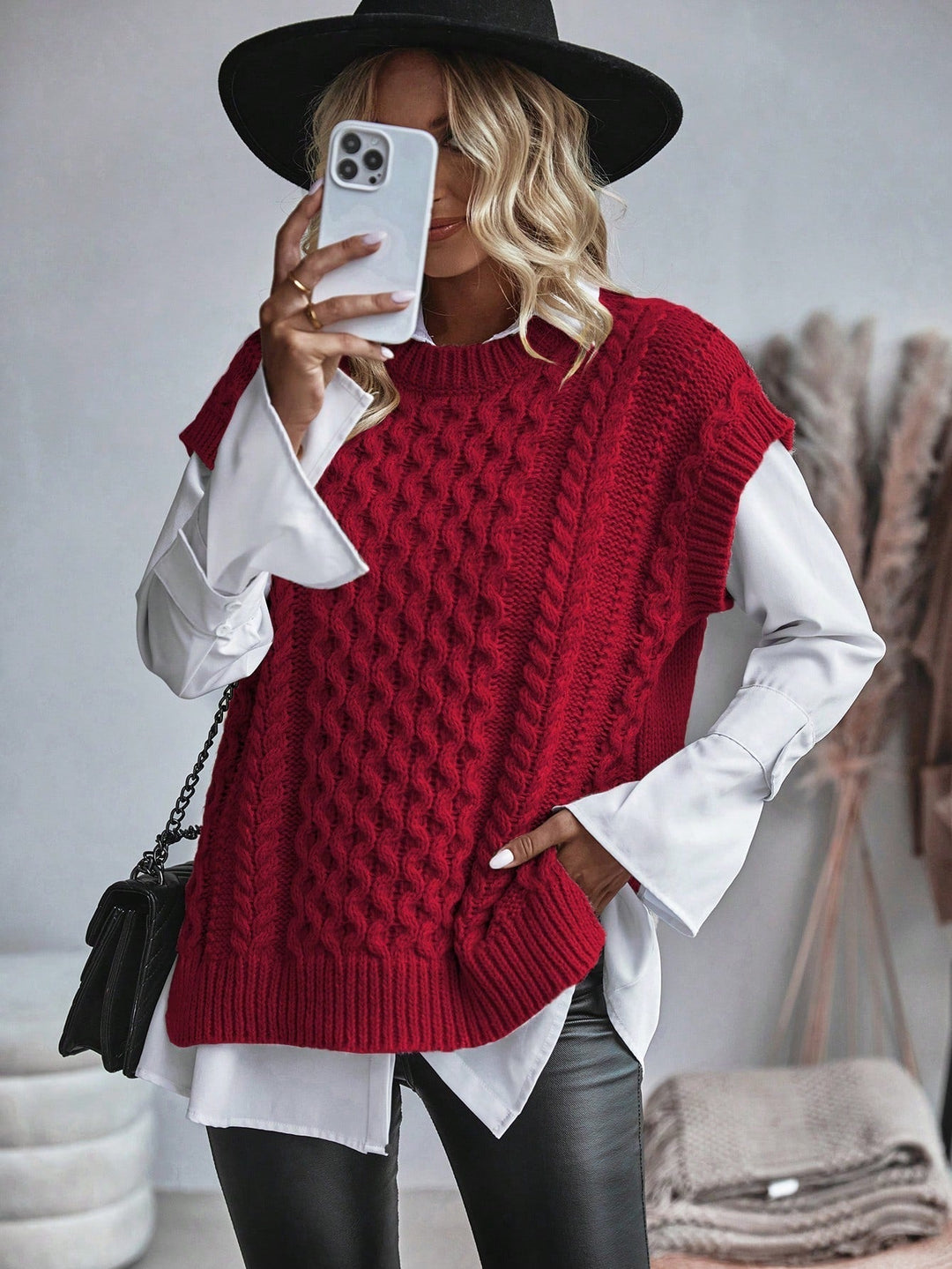 "Kabelstickad sweater vest för kvinnor, lös passform, framsida. Tidlöst kabelmönster, bekvämt o elegant lagerplagg."