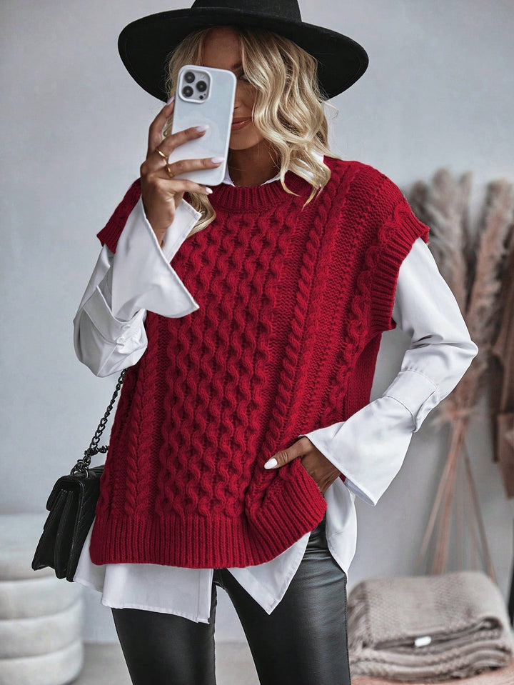 "Kabelstickad sweater vest för kvinnor, lös passform, framsida. Tidlöst kabelmönster, bekvämt o elegant lagerplagg."