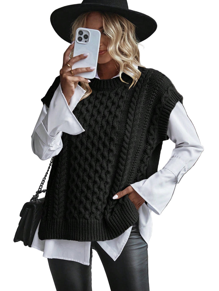 "Kabelstickad sweater vest för kvinnor, lös passform, framsida. Tidlöst kabelmönster, bekvämt o elegant lagerplagg."