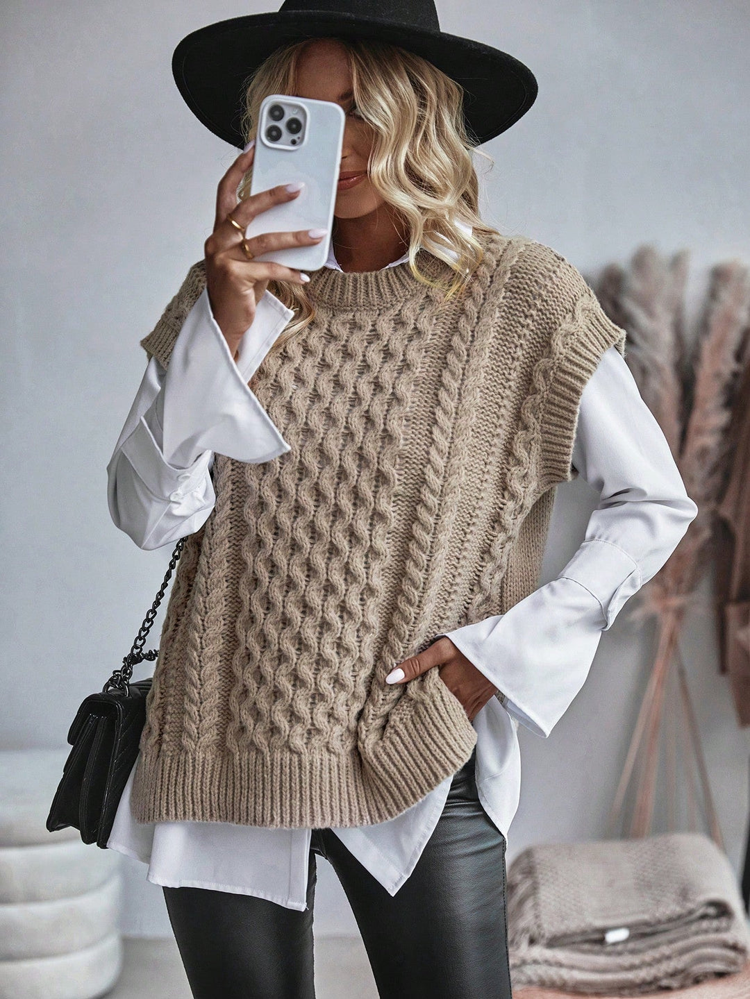 "Kabelstickad sweater vest för kvinnor, lös passform, framsida. Tidlöst kabelmönster, bekvämt o elegant lagerplagg."