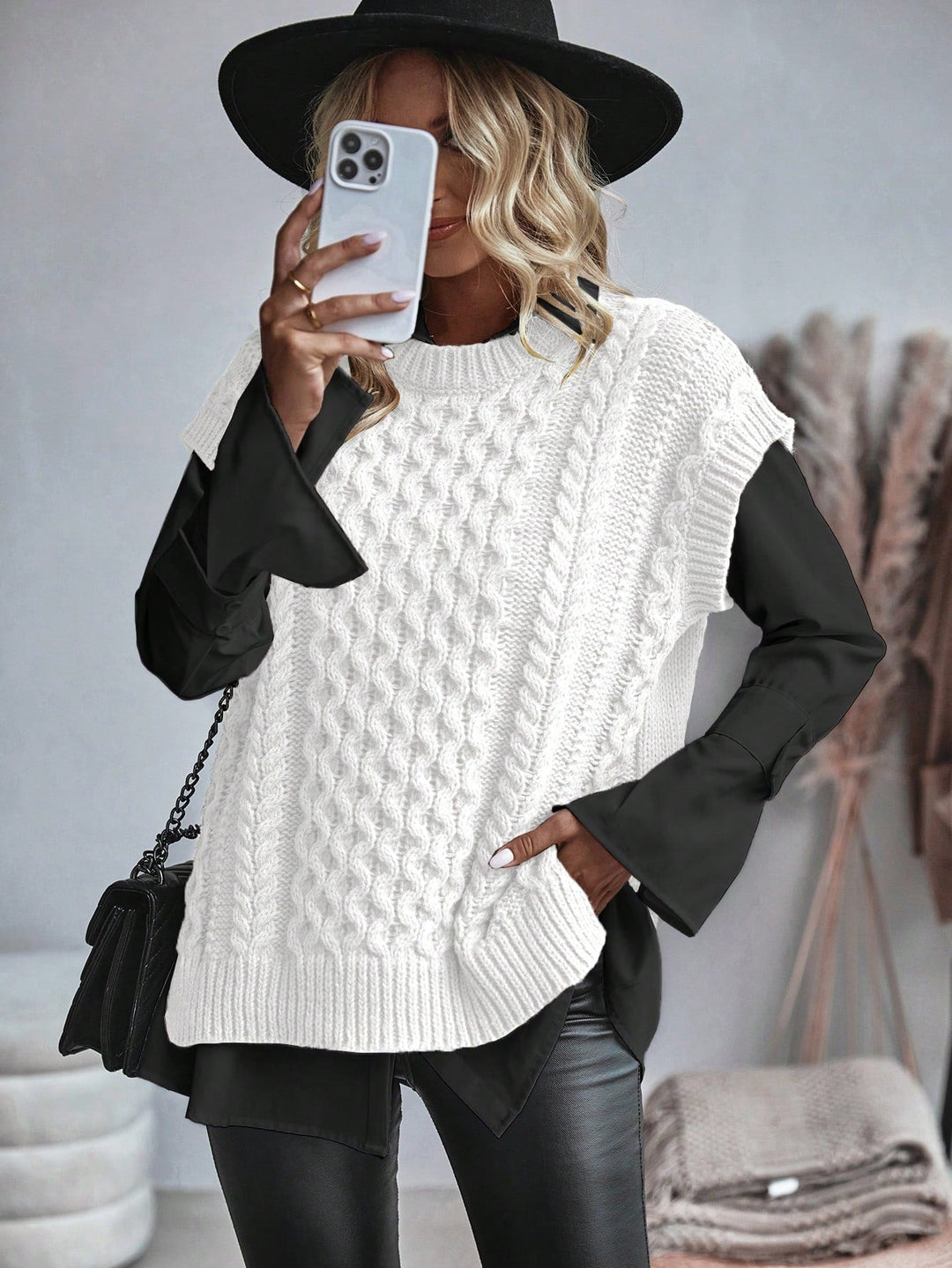 "Kabelstickad sweater vest för kvinnor, lös passform, framsida. Tidlöst kabelmönster, bekvämt o elegant lagerplagg."