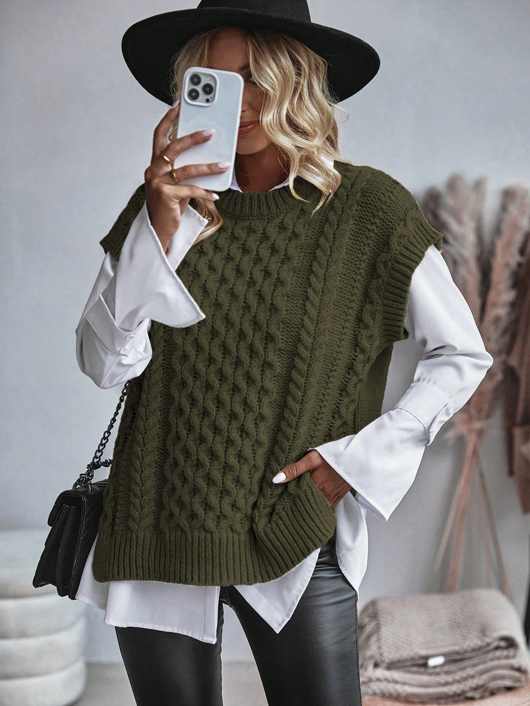 "Kabelstickad sweater vest för kvinnor, lös passform, framsida. Tidlöst kabelmönster, bekvämt o elegant lagerplagg."