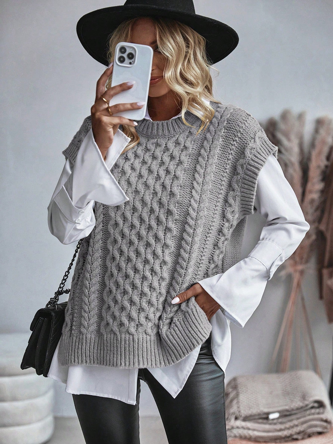 "Kabelstickad sweater vest för kvinnor, lös passform, framsida. Tidlöst kabelmönster, bekvämt o elegant lagerplagg."
