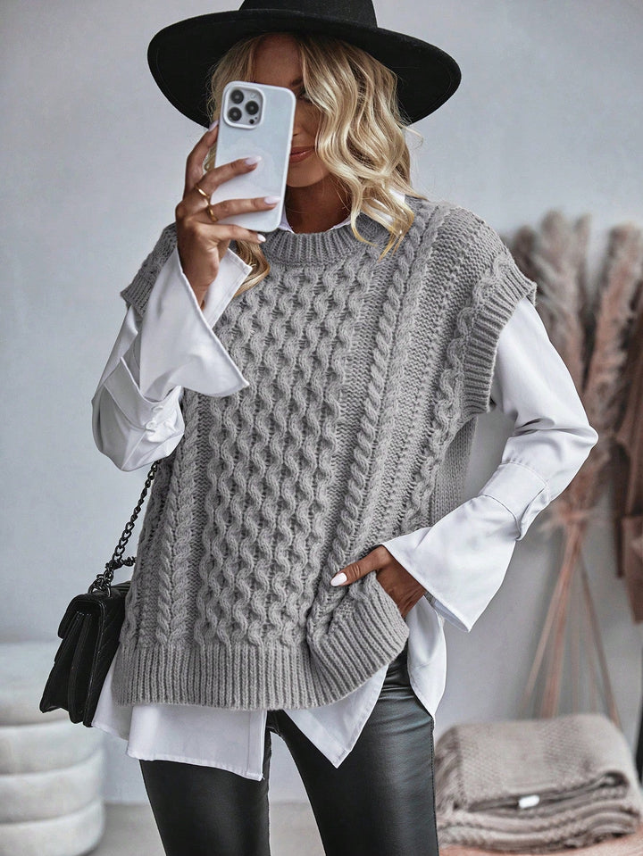 "Kabelstickad sweater vest för kvinnor, lös passform, framsida. Tidlöst kabelmönster, bekvämt o elegant lagerplagg."