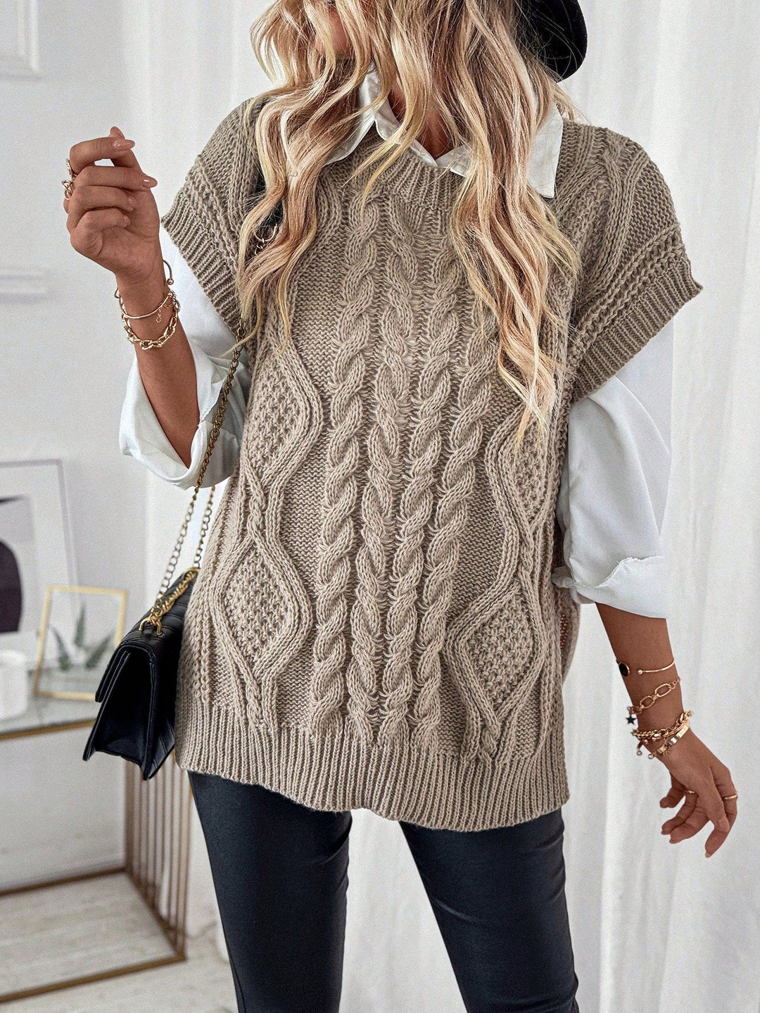 "Kabelstickad sweater vest för kvinnor, lös passform, framsida. Tidlöst kabelmönster, bekvämt o elegant lagerplagg."
