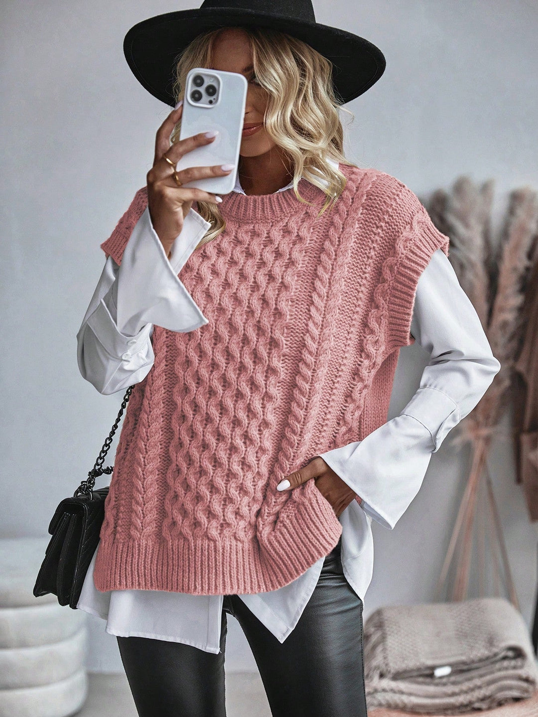 "Kabelstickad sweater vest för kvinnor, lös passform, framsida. Tidlöst kabelmönster, bekvämt o elegant lagerplagg."