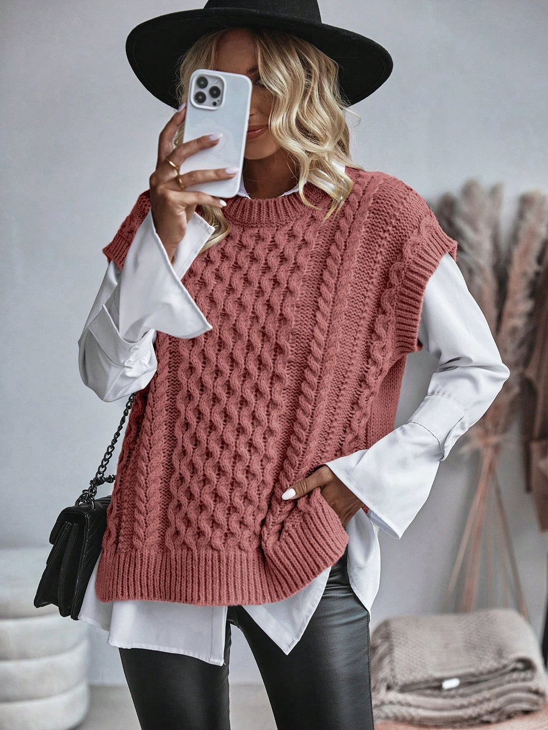 "Kabelstickad sweater vest för kvinnor, lös passform, framsida. Tidlöst kabelmönster, bekvämt o elegant lagerplagg."