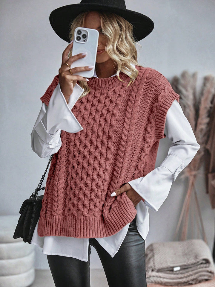 "Kabelstickad sweater vest för kvinnor, lös passform, framsida. Tidlöst kabelmönster, bekvämt o elegant lagerplagg."