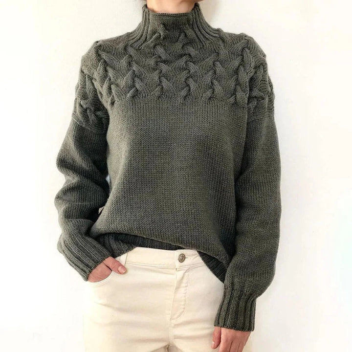 "Kabelstickad tröja för kvinnor med hög hals, mjukt material, elegant look, perfekt för lager-på-lager stil."