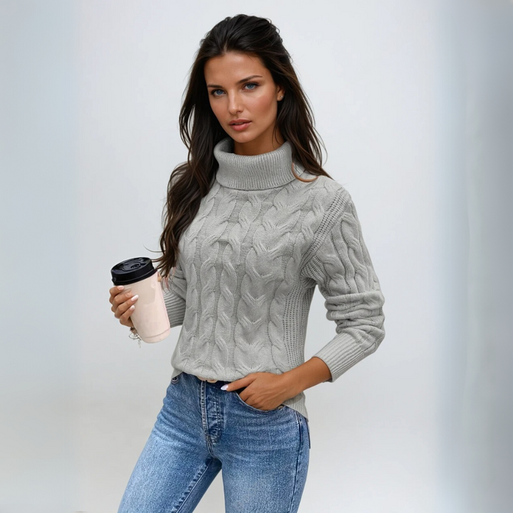 "Kabelstickad turtleneck tröja för kvinnor, i mjuk textur och stilren design, perfekt för vintermode och dagligt bruk."