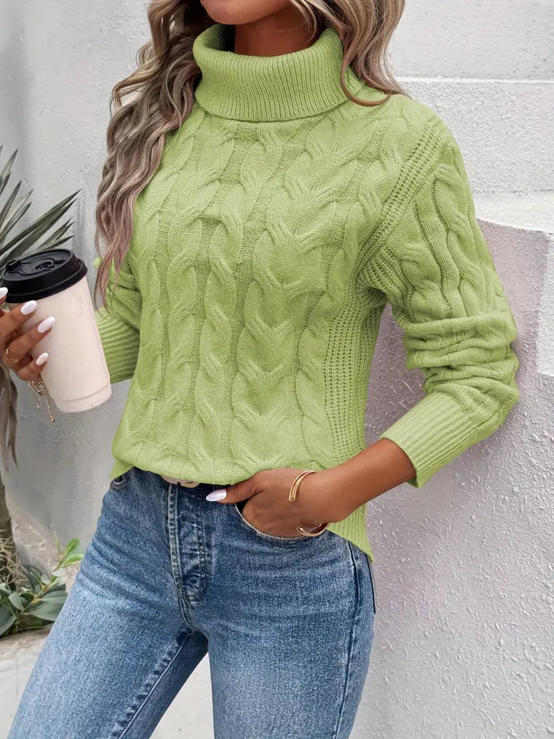 "Kabelstickad turtleneck tröja för kvinnor i mjukt tyg, hög krage, elegant flätmönster, perfekt för kalla dagar."
