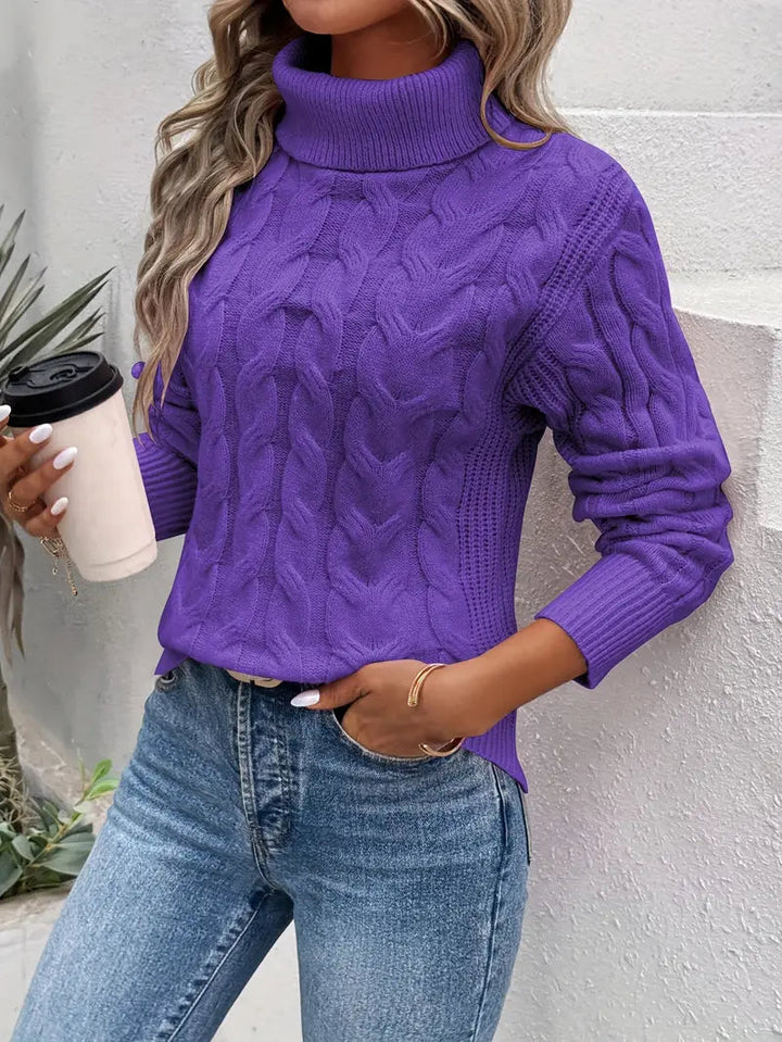 "Kabelstickad turtleneck tröja för kvinnor i mjukt tyg, hög krage, elegant flätmönster, perfekt för kalla dagar."