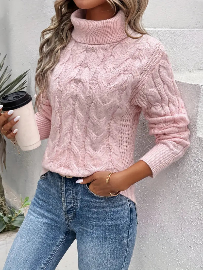 "Kabelstickad turtleneck tröja för kvinnor i mjukt tyg, hög krage, elegant flätmönster, perfekt för kalla dagar."