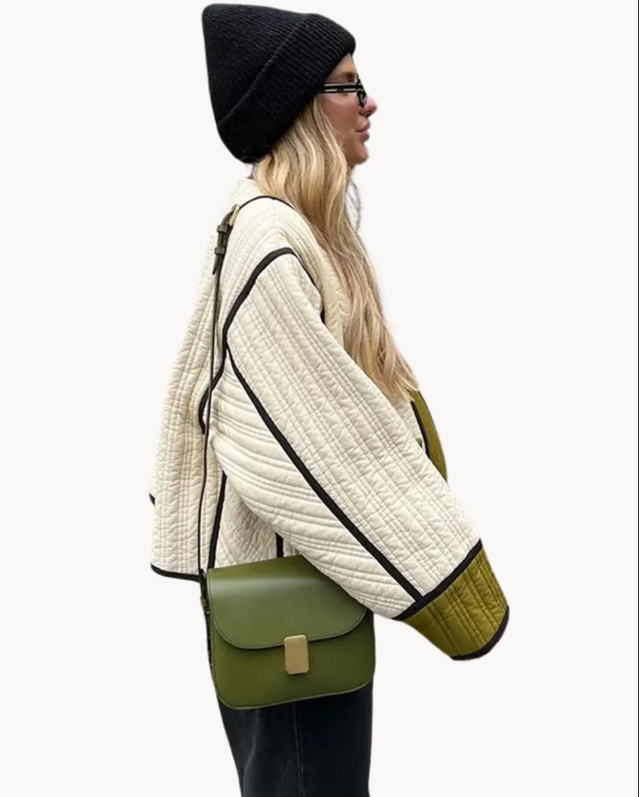 "Kaki grön kvinnors jacka i polyester-bomullsblandning, elegant design och mångsidig för alla tillfällen."