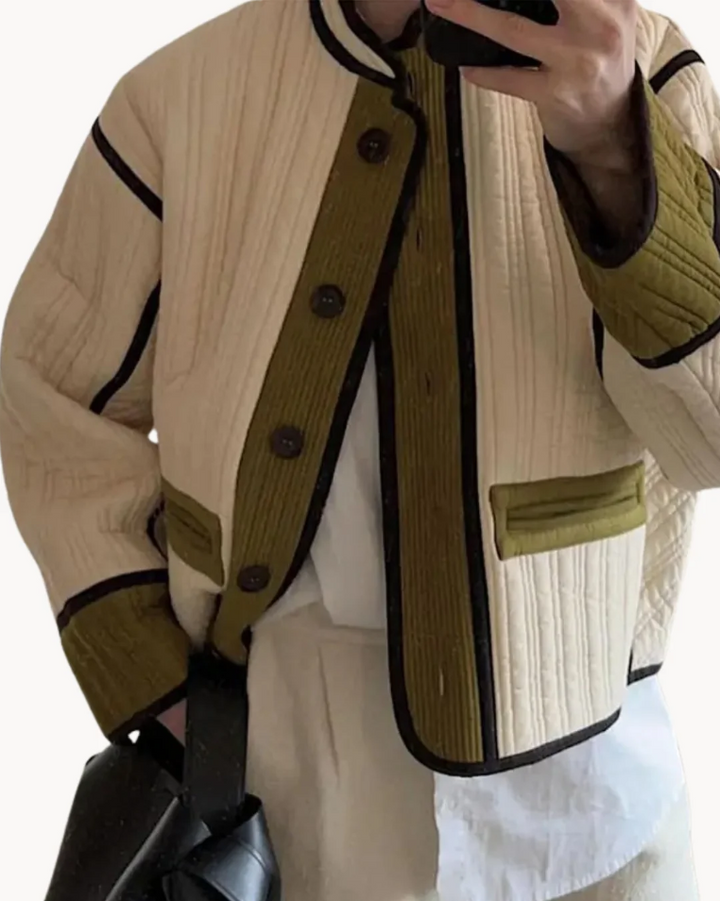 "Kaki grön kvinnors jacka i polyester-bomullsblandning, elegant design och mångsidig för alla tillfällen."