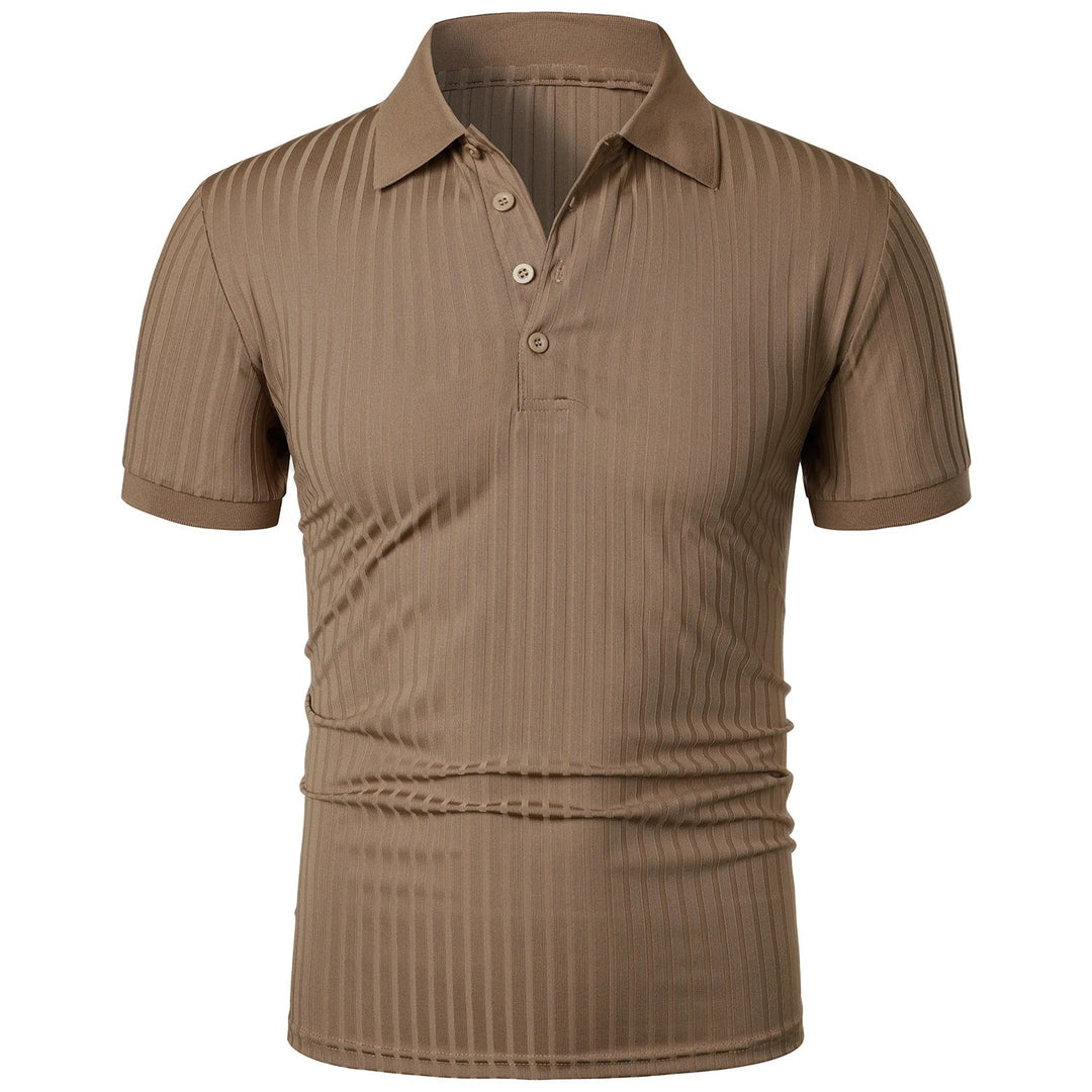 "Khaki slim fit stickad polotröja för herr med kort ärm, mjukt och andningsbart material, stilfull och bekväm design."