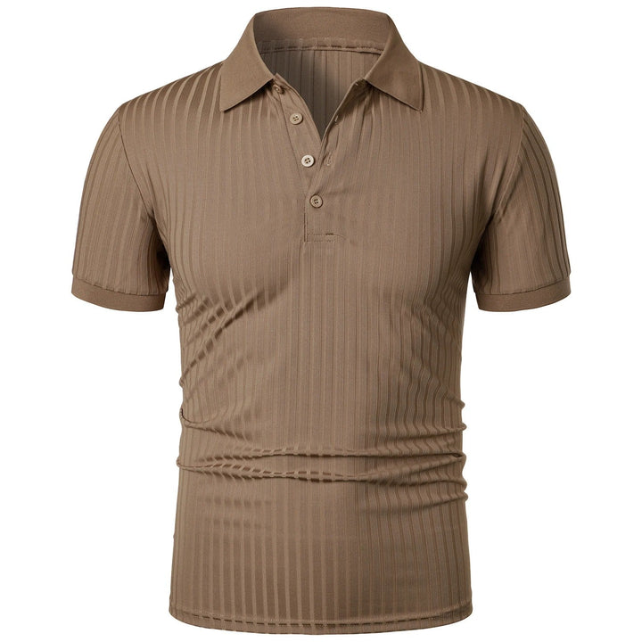 "Khaki slim fit stickad polotröja för herr med kort ärm, mjukt och andningsbart material, stilfull och bekväm design."