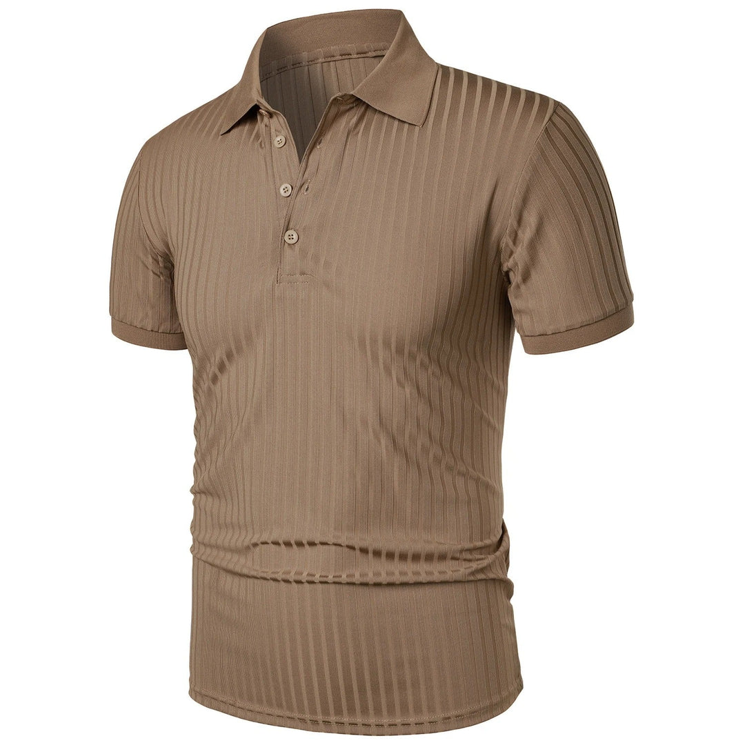 "Khaki slim fit stickad polotröja för herr med kort ärm, mjukt och andningsbart material, stilfull och bekväm design."